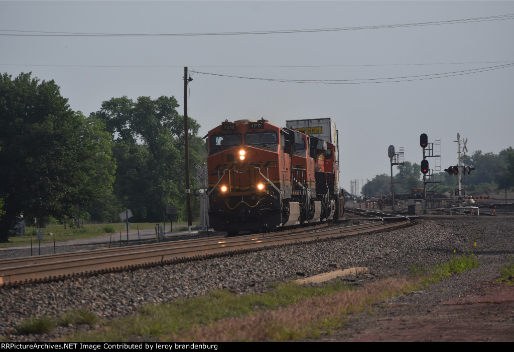 BNSF 7212 a wb z train 